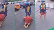 Barefooted mum dances wildly in public to celebrate daughter who graduated from school, video trends