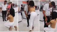 Lady shows up at boyfriend's workplace to propose to him, causes stir among his female colleagues in video