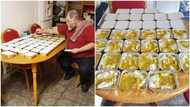 Kind man cooks 50 plates of rice and chicken every week, takes them to the street to feed hungry people