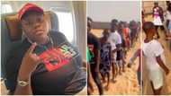 Makanaki o por: Many kids hail singer Teni as she makes them form long queue at the beach, shares money