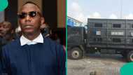 Breaking: Tension as Sowore refuses to enter Black Maria after court orders his detention, video emerges