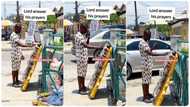 Young man selling sunshades by the road prays seriously before starting his business, impresses many