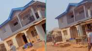 "I finally found the owner of this building": Lady posts video of duplex with funny design