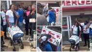 "So much love": Man proposes to girlfriend in front of hospital after she delivered a boy, video goes viral