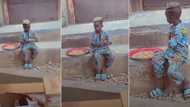 "Only few can relate": Little hawker sits quietly to count his money after selling goods, video stirs emotions