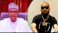 Buhari’s lookalike entertains passersby on street, dances to Phyno’s hit song: “Even Buhari will laugh”