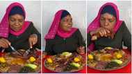 "I can't kill myself": Woman dumps fork & knife, eats food with her hands in big restaurant, video goes viral