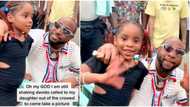 "Amanda is living my life": Beautiful moment Davido picked little girl out of a crowd to take photos with him