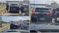 Wetin you no go see for Lagos: Reactions as 'hustler' washes moving car on the road, video goes viral