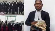 Visually impaired man gets special prize as he finishes from the Nigerian Law School in flying colours
