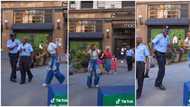 Video shows moment policeman joined pretty lady after spotting her dancing on the road, his colleague smiled