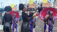 "God Bless Your Heart": Young lady enters the street with two umbrellas, gifts them to mothers