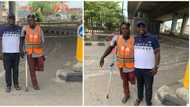 Man seeks support to help hardworking Lagos traffic warden with one limb get artificial leg, Nigerians react