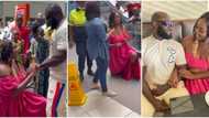 Sweet videos shows beautiful Nigerian lady go on her knee at mall to propose to her man, gets cute response
