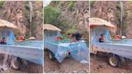 "Enjoyment no pass this": Creative man uses big nylon to turn pickup car into a swimming pool, video trends
