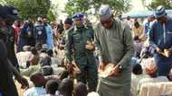 Zulum ya yi rabon buhuhunan hatsi, kudi da atamfa ga mutum 100,000 a cikin garin Maiduguri da Jere