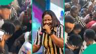 Gospel singer Pelumi Deborah’s wig yanked off by LAUTECH students as she gets mobbed, video trends