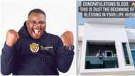 Comedian Isbae U ends 2021 on a 'hooge' note as he buys mansion in Lagos, spotted in balcony of new house