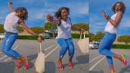 "I wish I can meet you": Tall lady in blue jeans dances in electrifying way, video goes viral on TikTok