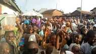 Hotunan Yadda Dandazon Mutane Suka Sanya Sarkin Kajuru Hawaye Jim Kaɗan Bayan an Sako Shi