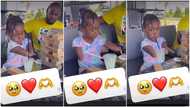 Kid with no hands refuses help from dad, puts straw in drink, carries cup by herself in video