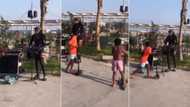 "Sharp lady": Singer stops her performance as children attempt to steal money from her, video trends