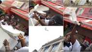 Sound Sultan: Weird MC, other friends release pure white doves into air in tribute to late singer, many react