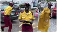 "This man no dey ever taya": Man cooks lunch for traffic warden working hard to control busy road