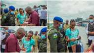 Kind Nigerian man surprises lady with N500k for her calmness after his car mistakenly splashed water on her