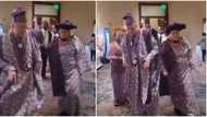 “Legwork wey go Harvard”: Oyinbo man in agbada nearly falls down as he dances happily at Nigerian wedding