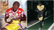 Moneyman Mayweather shows off a stack of $100 bills which should be well over N4m