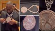 Davido’s crew give him standing ovation over N577m Timeless chain with hourglass pouring diamonds like sand