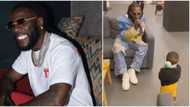 E no concern am: Little boy unmoved as Burna Boy gives him mini performance during rehearsal session