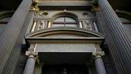Distrusting Argentines loath to bank their 'mattress dollars'