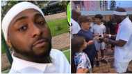 Davido takes photos with oyinbo fans, his calmness while signing autographs for them stirs mixed reactions