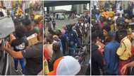 Lagosians form long queue, struggle for their turn as Phyna shares bags of rice 1 month after winning BBNaija