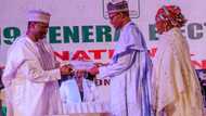 Kayatattun hotunan yadda shugaba Buhari ya karbi takardan shaidar nasara a zabe