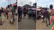 "Cameraman dey fear to video": Clip of very tall woman spotted in Nigerian market stuns people