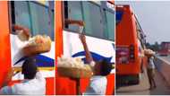 "This got me emotional": Passenger on bus makes fun of hawker in video, refuses to pay after taking snacks