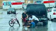 Kind black man gets down from his SUV car to help fix young white boy's broken bicycle; photo goes viral