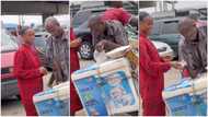 Beautiful lady approaches man selling yoghurt, begs him for N100, Nigerians react to video
