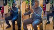Gentleman, alias sidon dey dance: Tall man does very cool legwalk while sitting down, sweet video wows many