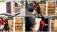 Kind man builds fine tiny house that moves on wheels for homeless 60-year-old woman, gifts her in video