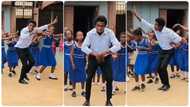 Teacher thrills students with lovely dance moves, they join him with excitement, video goes viral on TikTok