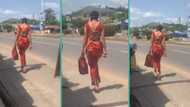 "I have seen her before": Lady with strange walking step captivates passersby, video trends