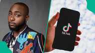Moment Davido struggled to navigate TikTok after adding people randomly during live session