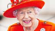 How Queen Elizabeth Hands Nigeria Her Independence at Younger Age