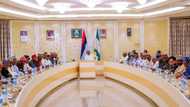 After mass defection, President Buhari meets APC senators (photo)