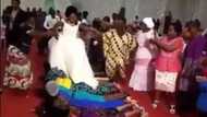 See how newlywed couple walked over their guests during wedding ceremony (Video)