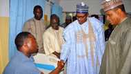 Shugaba Buhari ya ziyarci matukan jirgin sojin saman Najeriya da suka ji rauni a asibiti
